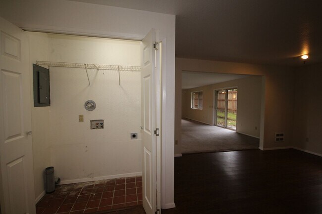 Building Photo - Spacious 3 bedroom, 2 bath home in Northea...