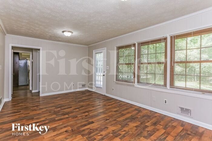 Building Photo - 2508 Highland Dr SE