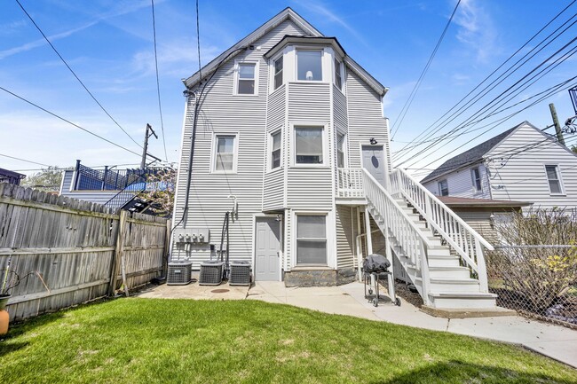 Primary Photo - 1914 W Henderson St