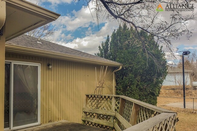Building Photo - Amazing, Spacious Home! Pet Friendly!