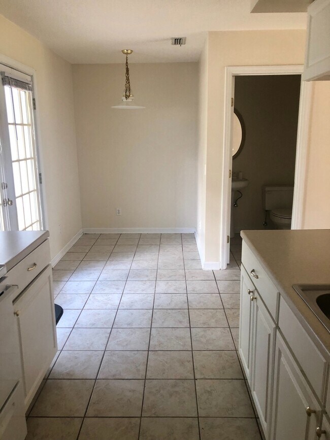 Building Photo - 2 BR 2.5 bath townhouse close to Troy University