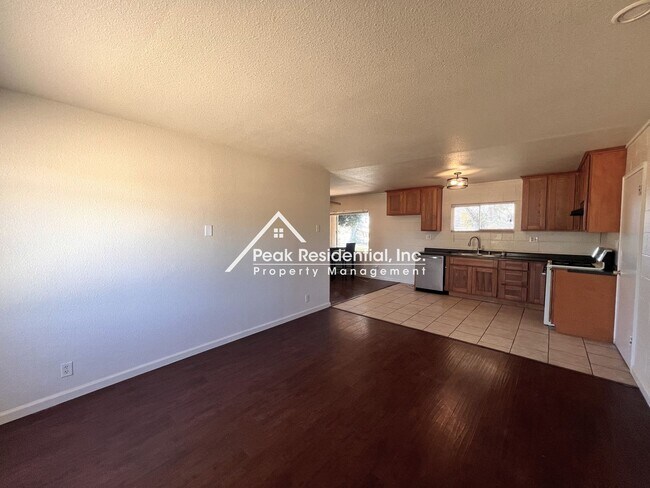 Building Photo - 3201 Leona Cir