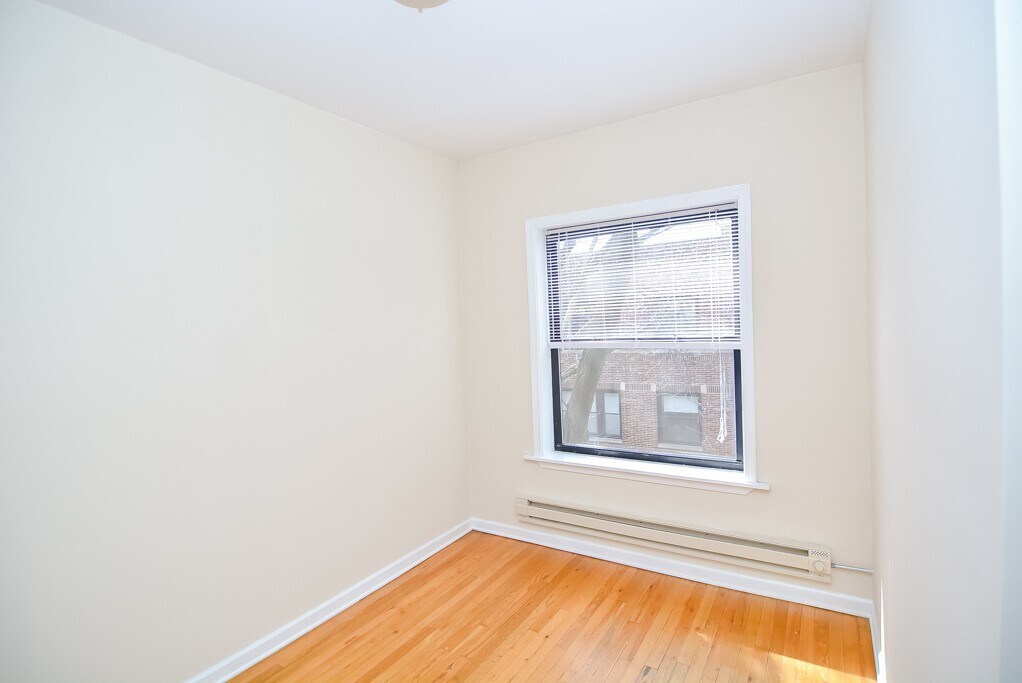 Building Photo - 906 W Addison St