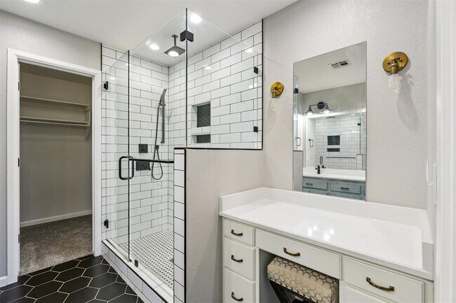 Building Photo - 824 Hunter Pl