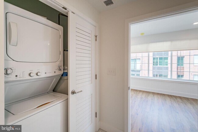 Building Photo - 2101 Washington Ave