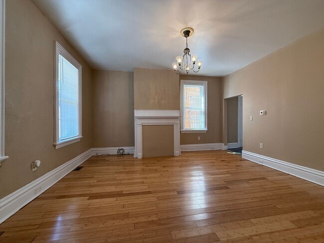 Building Photo - 3BR 1.5bath Townhouse with fenced yard!
