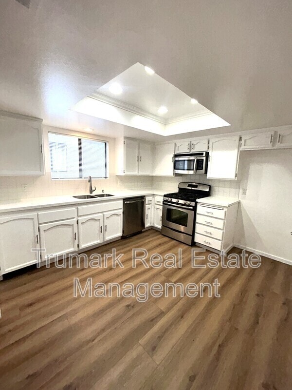Building Photo - 3831 La Crescenta Ave