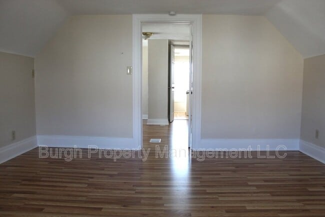 Building Photo - 213 6th Ave