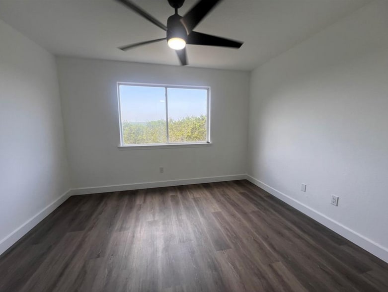 Building Photo - 450 Shady Bluff Dr