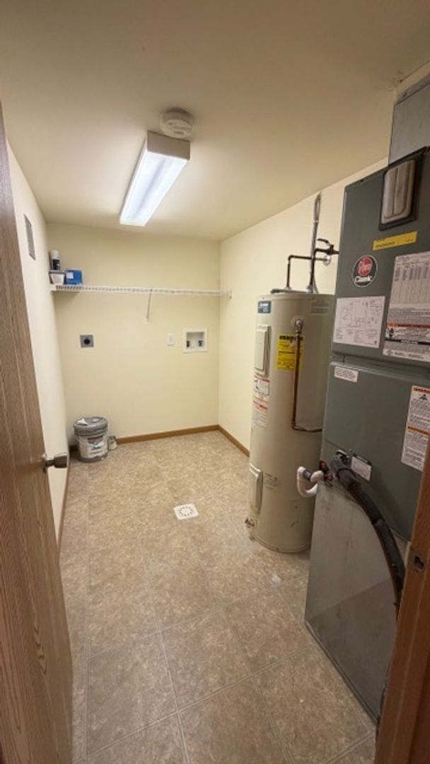 Building Photo - 21 Village W Ct