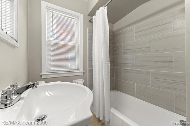 Building Photo - 3339 Lincoln St