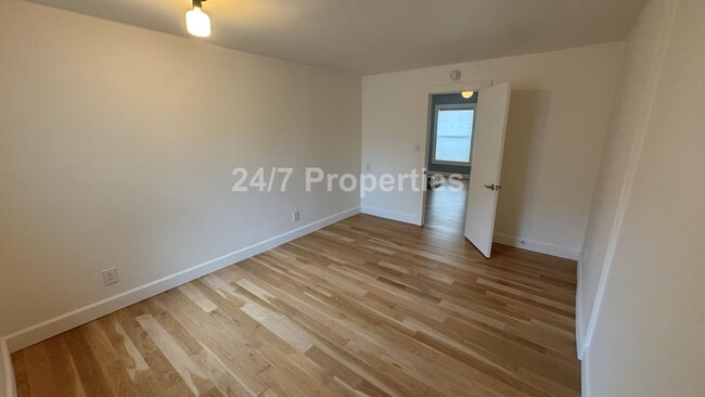 Building Photo - Charming Single-Level Home in Sought-After Roseway