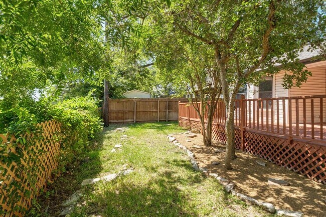 Building Photo - 1215 Robin Trail