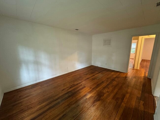 Building Photo - 1128 E 53rd St