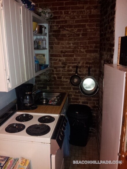 Building Photo - 40 Anderson St