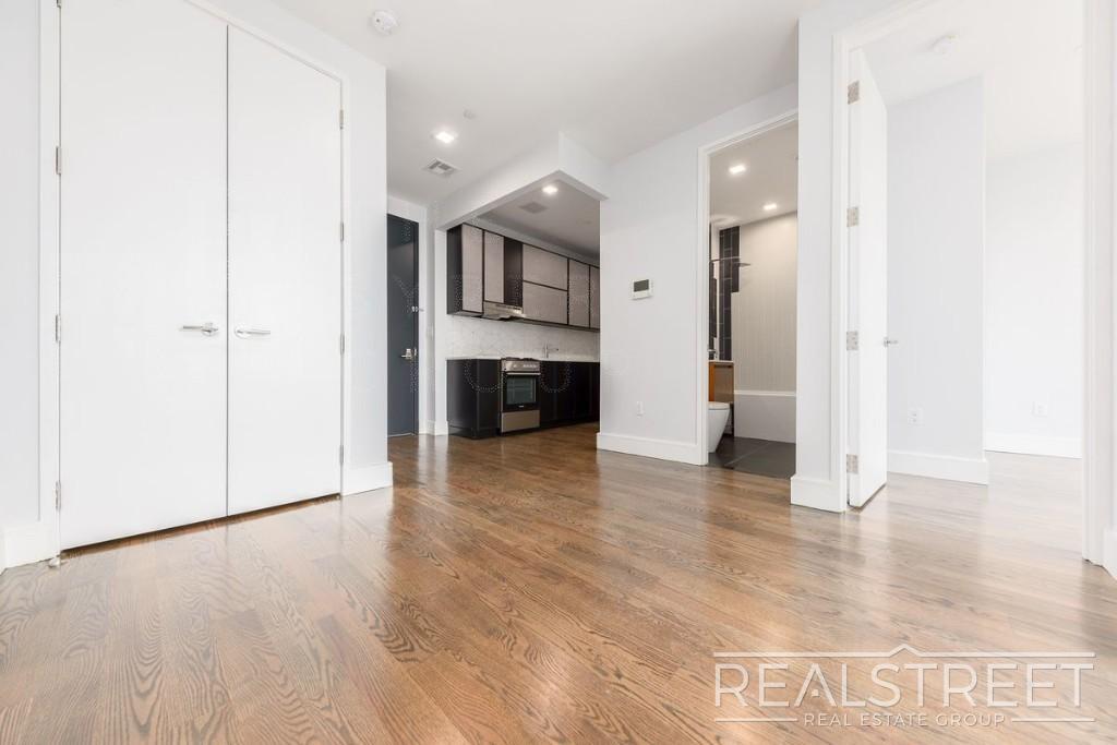 Building Photo - Luxury 2 BR in Bushwick with Balcony & Roof Deck!