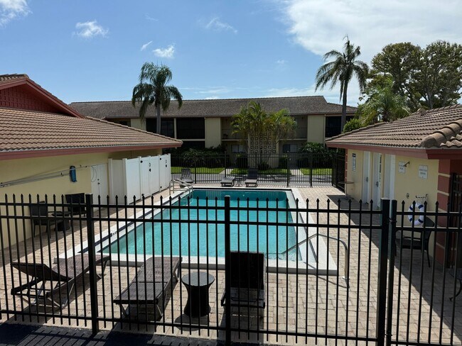 Building Photo - 2 Bedroom 2 Bath Ground Floor Condo Centra...