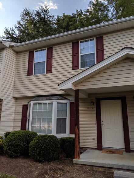 Well maintained and managed Rutherford townhouse. - 892 Patrick Henry Dr