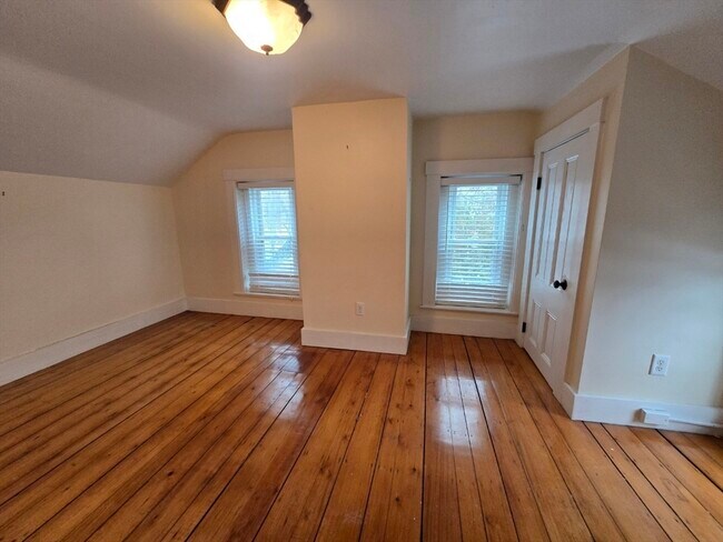 Building Photo - 303 Main St