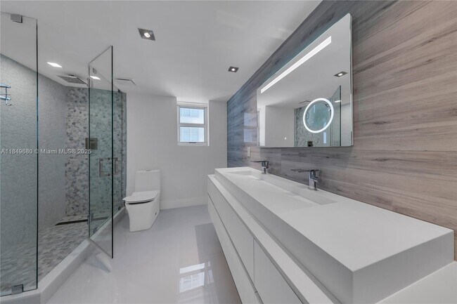 Building Photo - 5555 Collins Ave