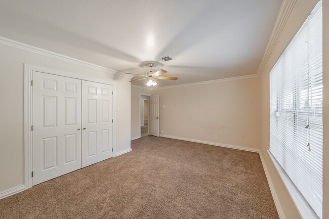Building Photo - Spacious 5 Bedroom Home with Walk-Out Base...