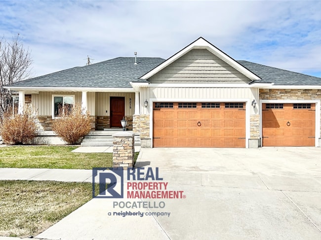 Building Photo - Beautiful - Elegant - 5 Bedrooms - 3 Car -...
