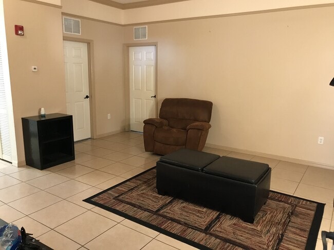 Building Photo - Saint Charles - Luxury 2 Bedroom, 2 Bathroom Condo