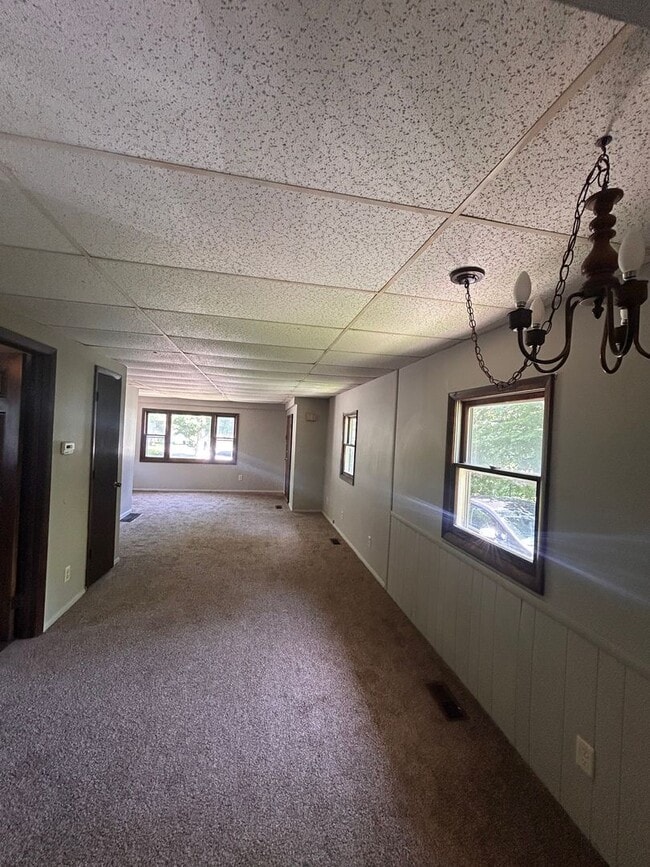 Building Photo - 2405 Poinsette Dr