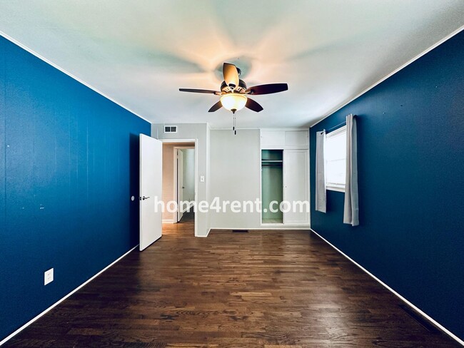 Building Photo - Overland Park Ranch w/ Wood Floors, Update...