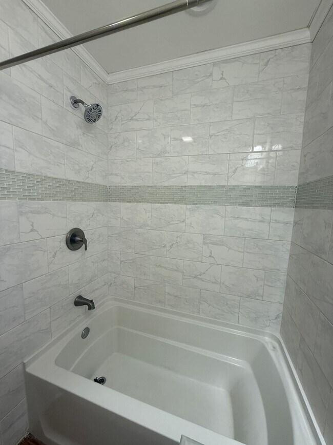 Building Photo - Updated Cottage Home in the Southdowns are...