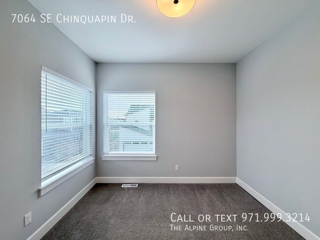 Building Photo - 7064 SE Chinquapin Dr