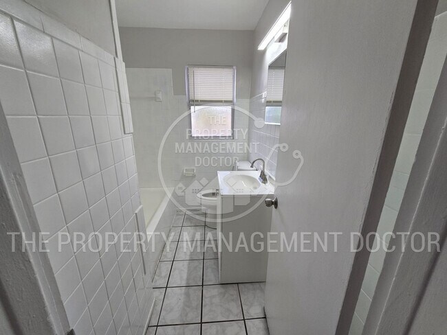 Building Photo - Spacious 4BR Tampa Home | Huge Fenced Backyard & Fresh Updates Throughout