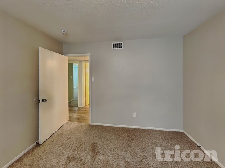 Building Photo - 1555 Willowbrook St