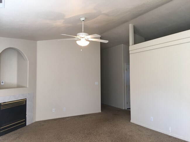 Building Photo - Spacious Home in New Harmony