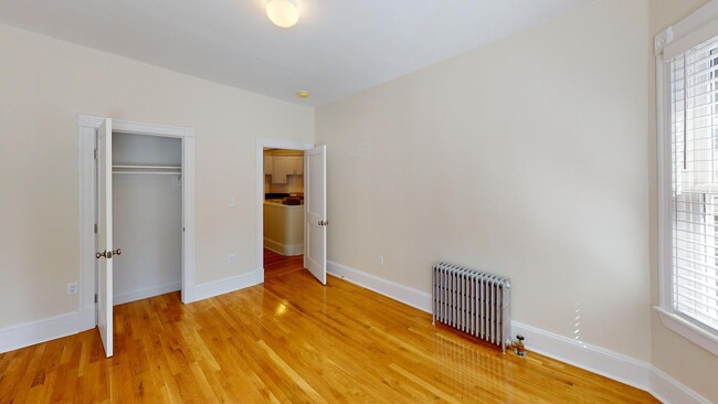 Building Photo - 2 Bedroom Split on Beacon St. No brokers F...