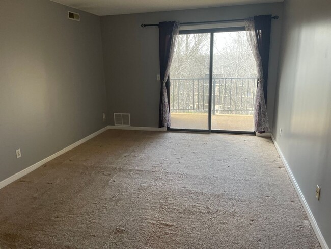 Building Photo - Newly Renovated Condo For Rent in Quaker V...