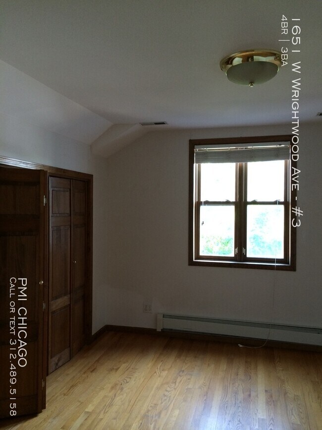 Building Photo - 1651 W Wrightwood Ave