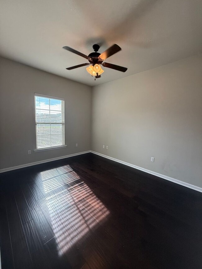 Building Photo - 3 BEDROOM IN FABULOUS NEIGHBORHOOD!