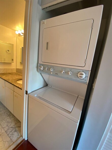 Building Photo - 931 Massachusetts Ave