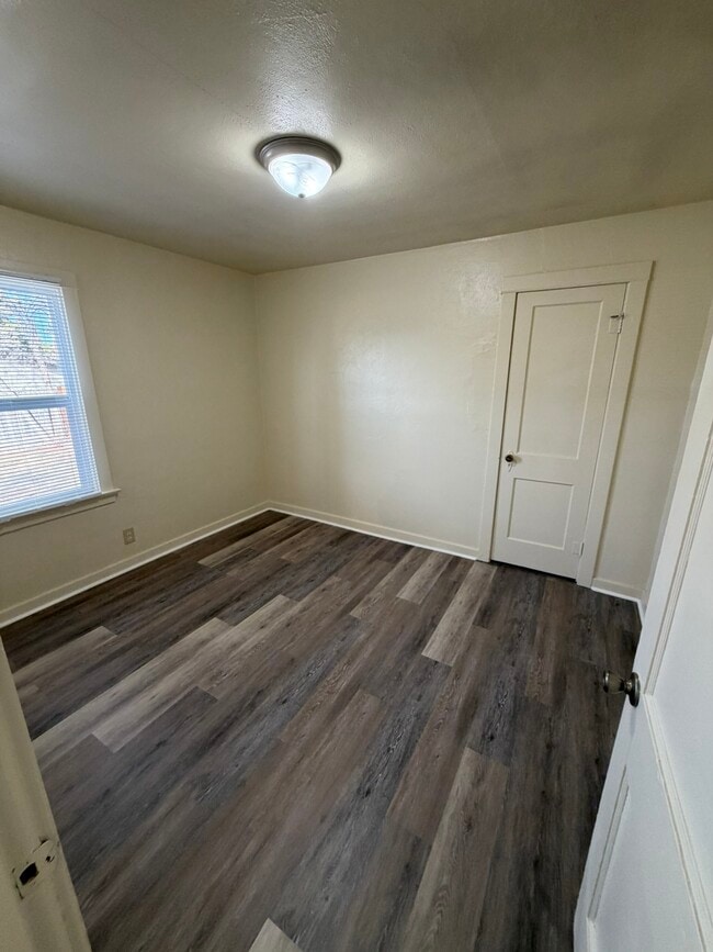 Building Photo - 1039 SW Cascade Ave