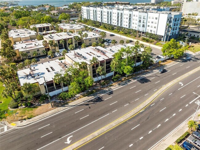 Building Photo - 5304 W Kennedy Blvd