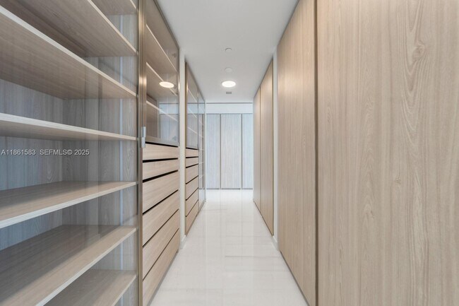 Building Photo - 300 Biscayne Blvd Way