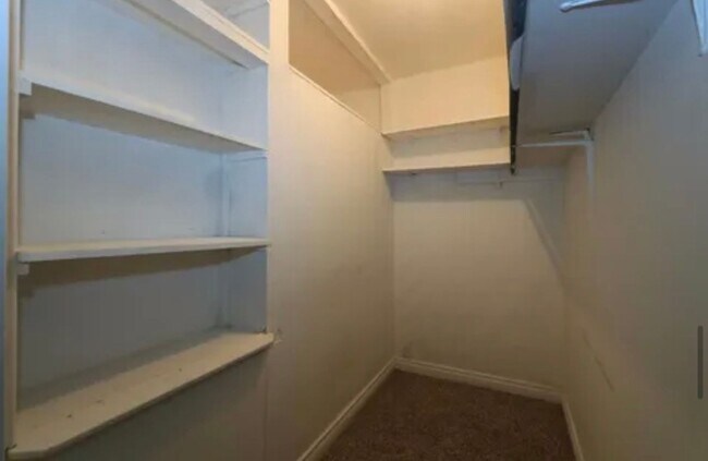 Building Photo - 4 bedrooms 2 Bath