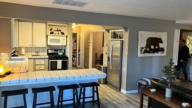 Building Photo - Furnished rental with large fenced back yard.