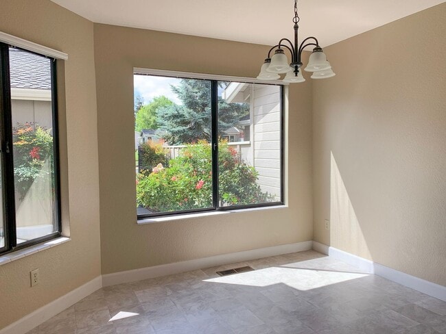 Building Photo - 2 Bedroom / 2.5 Bath Condo in Ridgemark