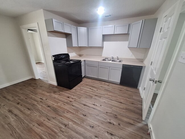 Building Photo - 3 bedroom, 1 bath