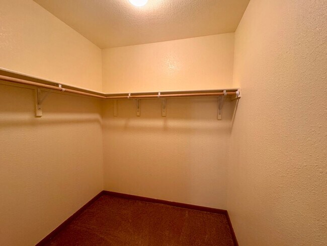 Building Photo - 22585 Hollow Oak Ln