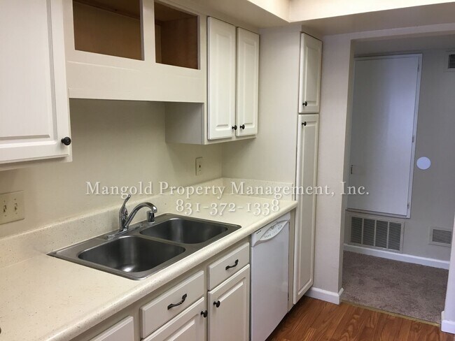 Building Photo - Comfortable 2-Bedroom 1-Bath Condo with Gr...