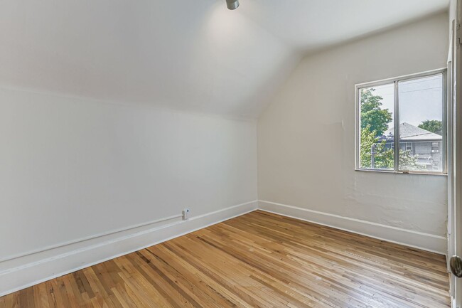 Building Photo - Charming Upper-Level 2 bed 1 bath Unit in ...