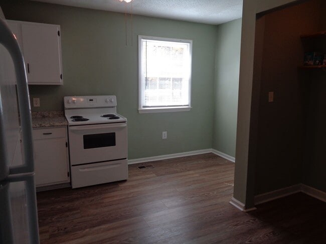 Building Photo - Cute House-Nice Yard!